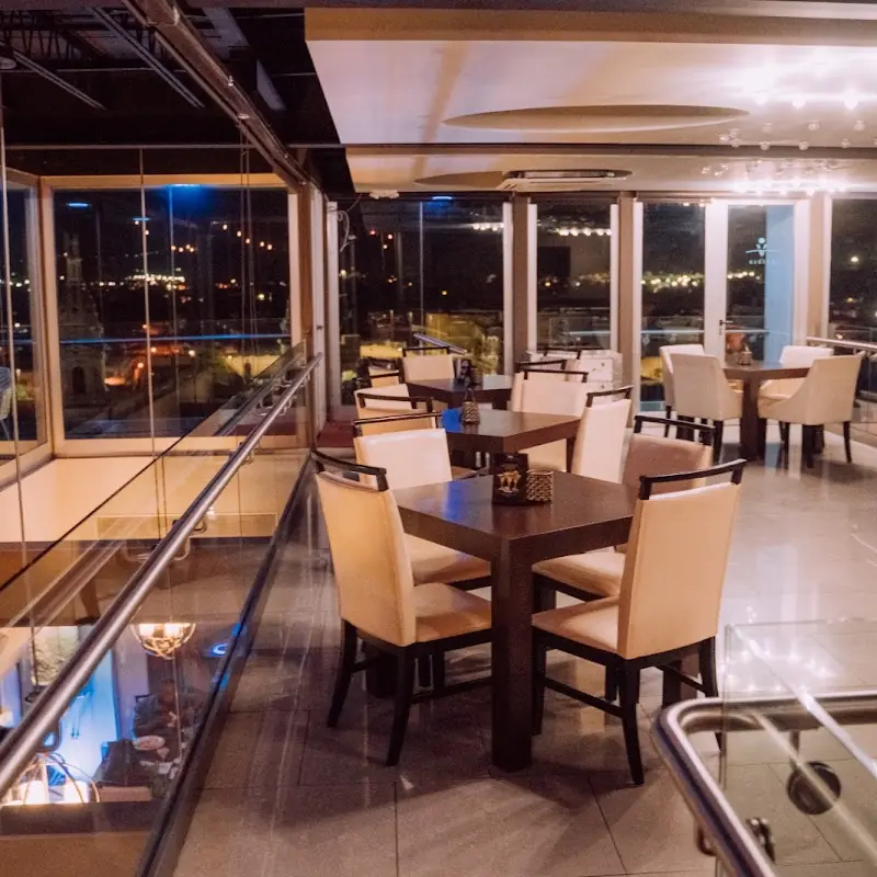 VISTAS Restaurant & Cocktail Lounge