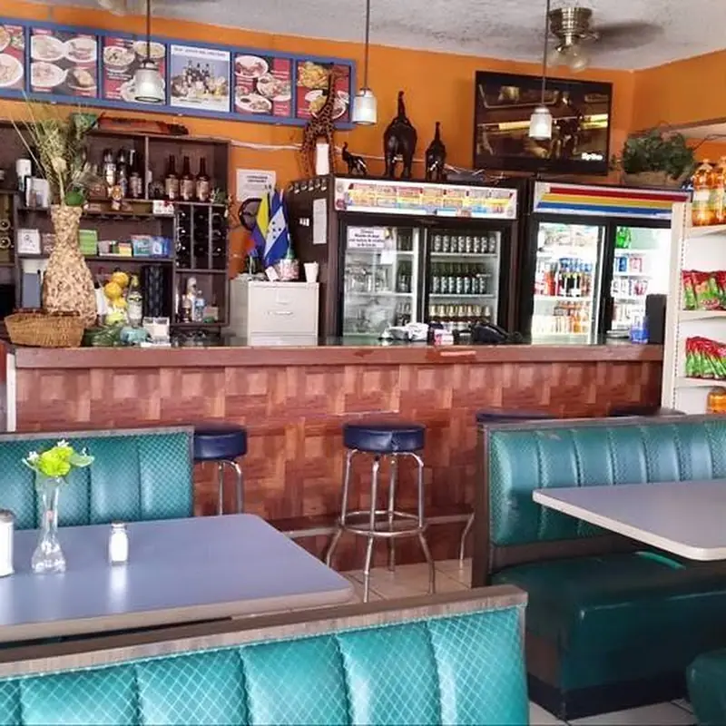 Alitas De Pollo Picante con Tostones