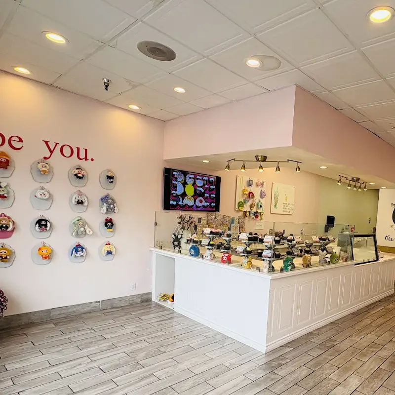 Smallcakes: Cupcakery & Creamery