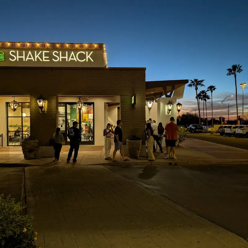 Shake Shack Casas Adobes Plaza