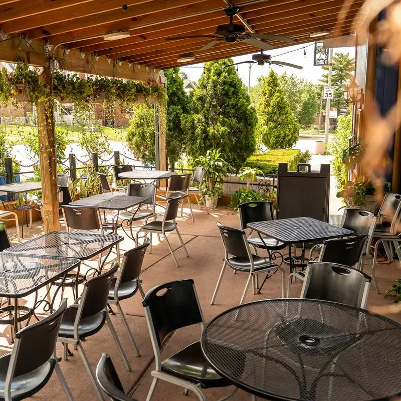 Ari's Restaurant & Bar