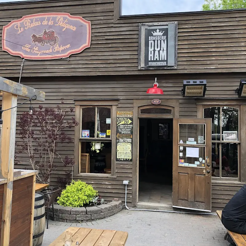 Brasserie Dunham / Pub & Boutique