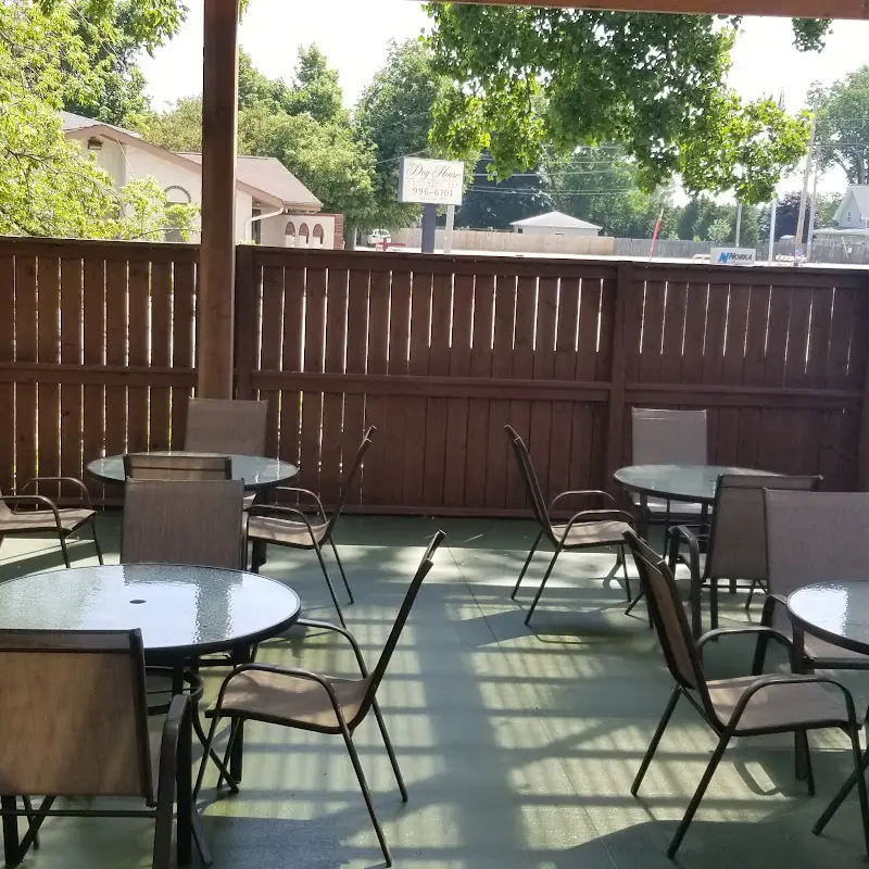 M T Pockets Bar and Grill