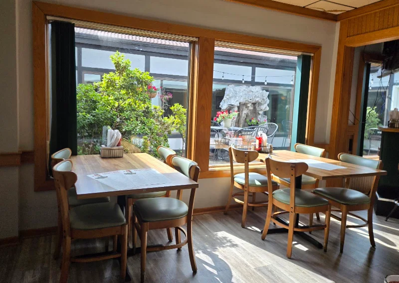 The Duchess Eatery & Spirits
