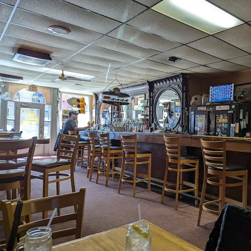 Bernie's Main St Tavern