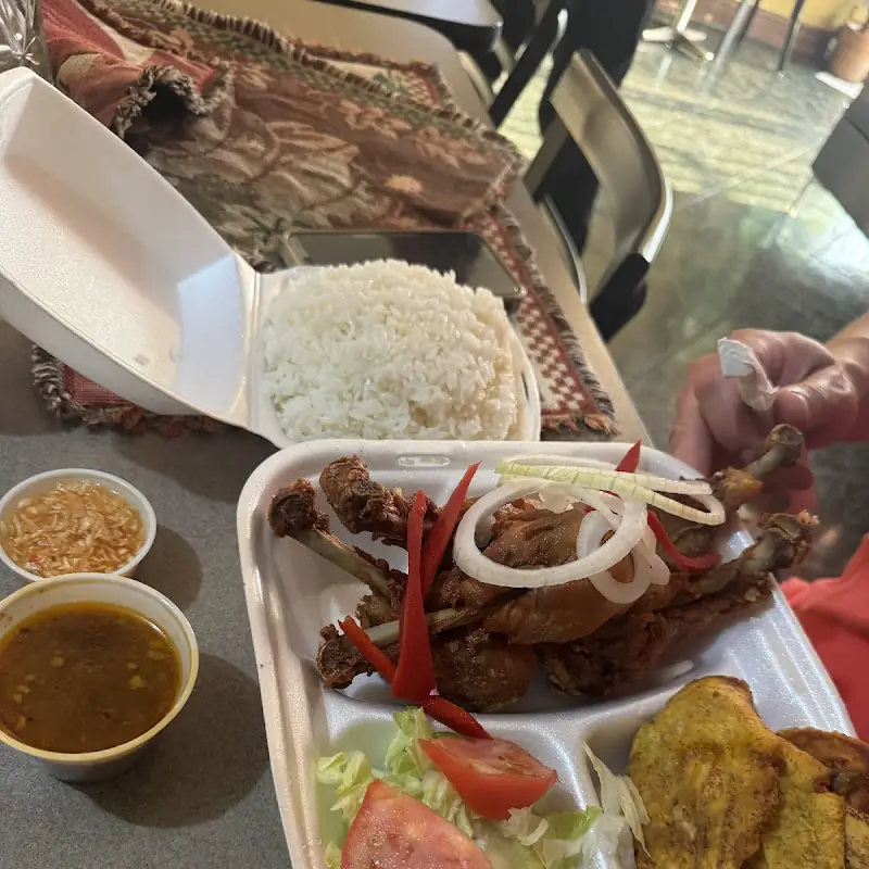 Duri blanc sauce pois Noir ak source kabrit ( white rice, black beans sauce with beef stew