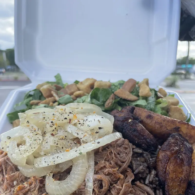 Plato del día!!! Ropa vieja,arroz congris,ensalada mixta en salsa vinagreta,crotones y maduros