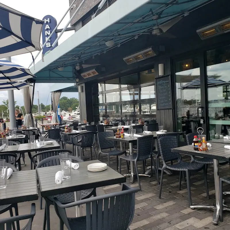Hank’s Oyster Bar on the Wharf