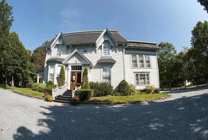 Shadow Lawn Inn and Robertson Room Dining