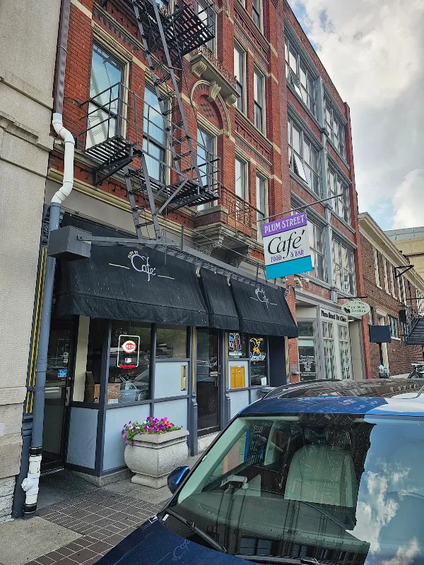 Plum Street Bar & Cafe
