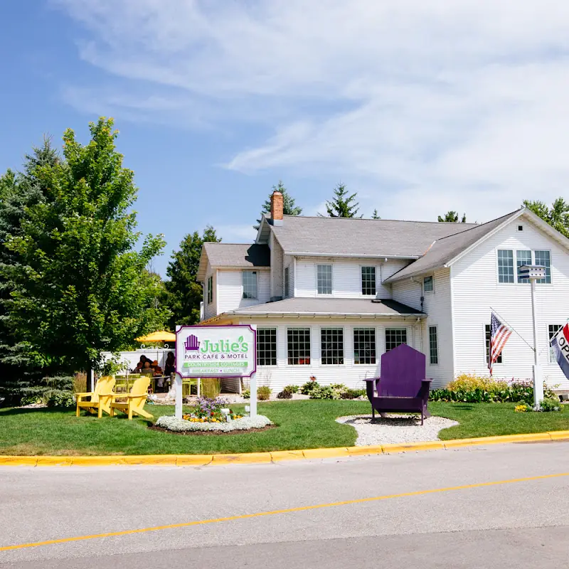 Julie's Park Cafe & Motel