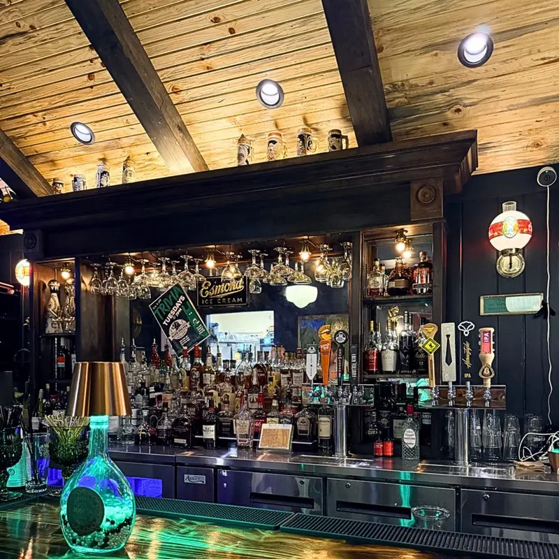 Black Dog Pub & Music Lounge