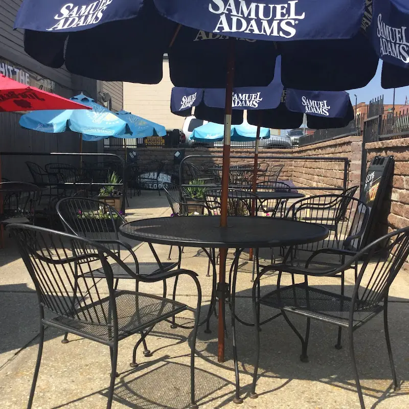 Breakers Saloon & Eatery
