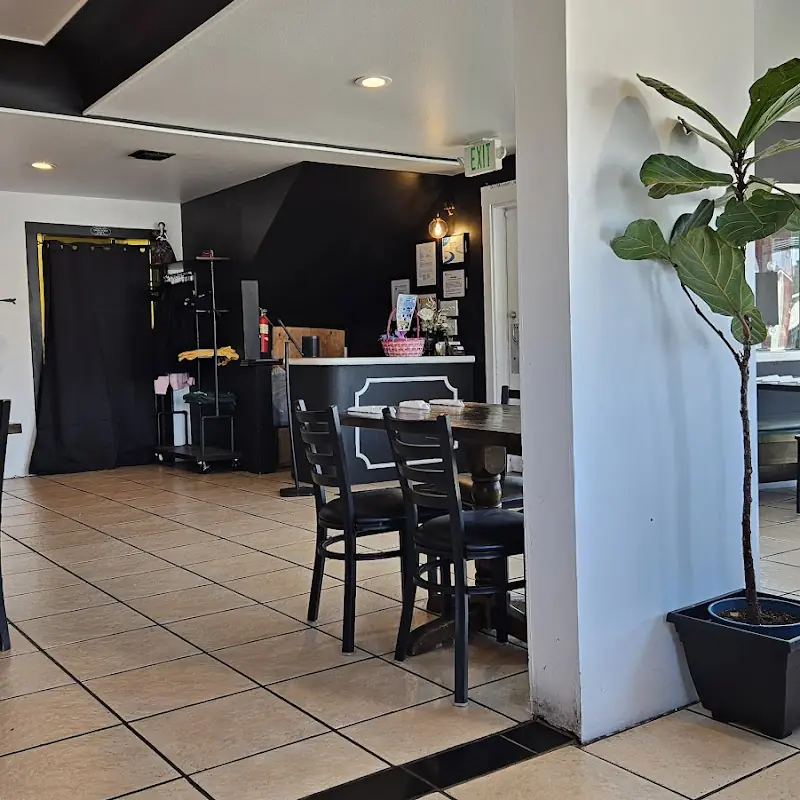 Perico's Lounge Eatery & Spirits