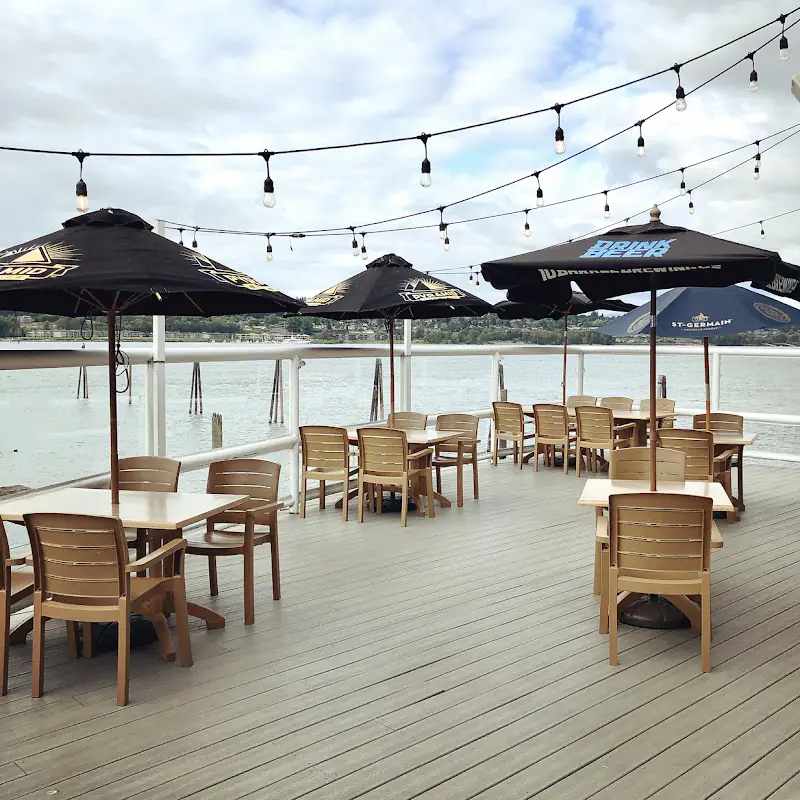 Salty's on the Columbia River