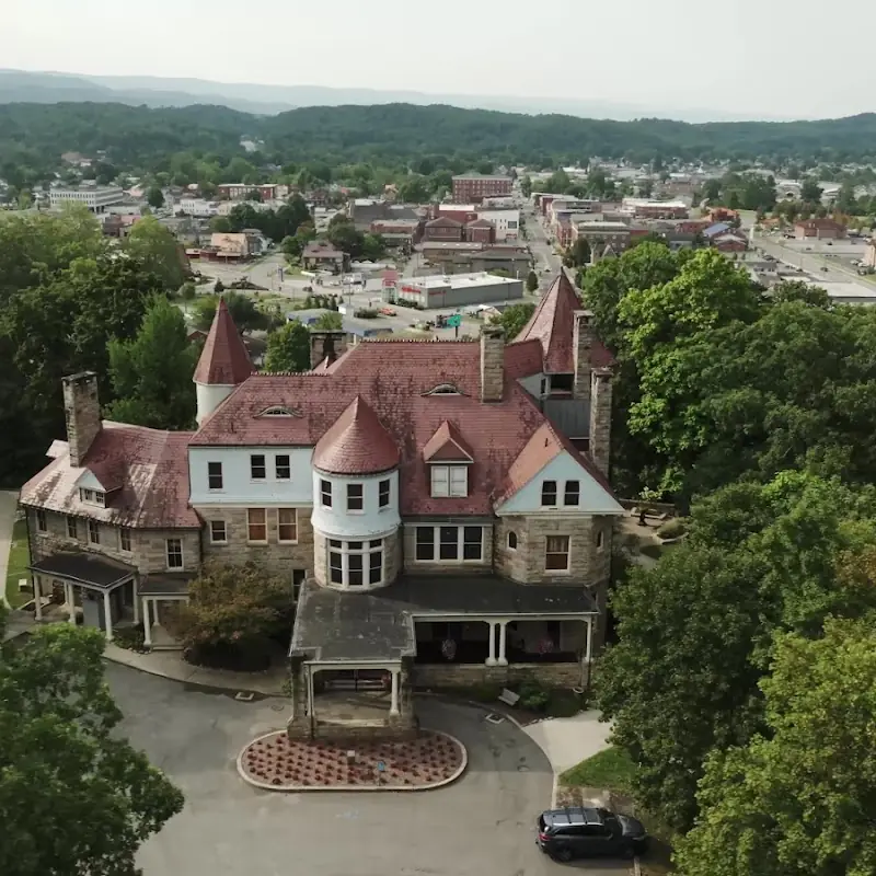 Graceland Inn & Henry's Restaurant
