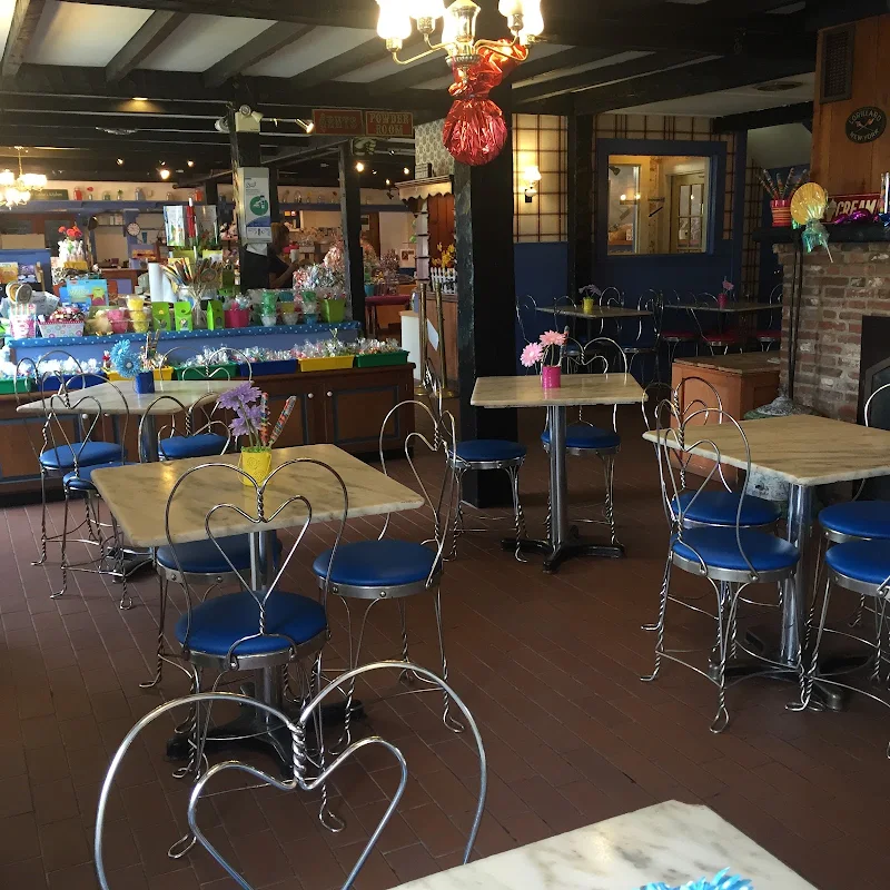 Putnam Pantry Candies, Ice Creams & Cafe