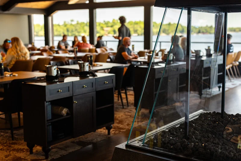 Lakehouse Bar + Kitchen