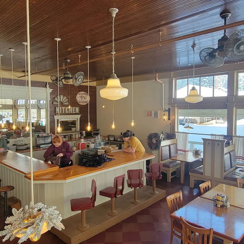 Traci's White Mountain Café