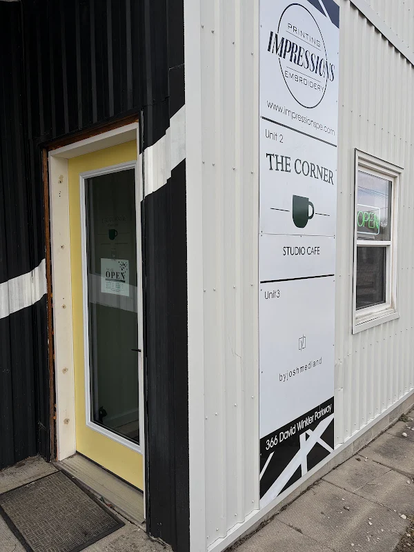 THE CORNER Studio Café