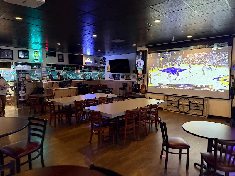 Ozzie's Sports Bar & Lounge
