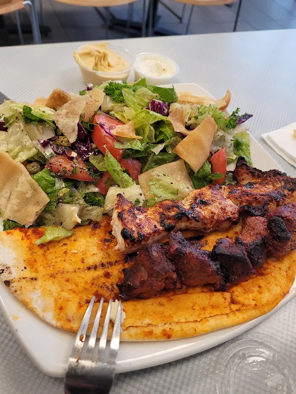 Assiette mixte de 2 Brochettes: 1 Filet mignon et 1 Shish kebab / Mixed plate of 2 Skewers