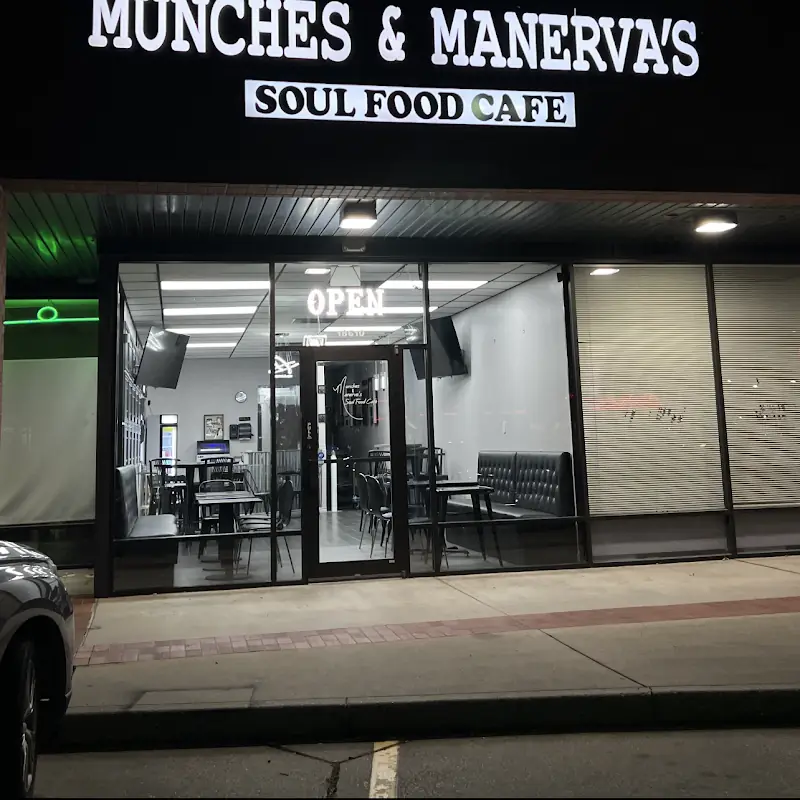 CHI-TOWN SPECIAL 4 WHOLE WINGS, 4 JUMBO SHRIMP, 2 CAJUIN FRIED FISH, 2 LARGE SIDES 4 WHITE BREADS