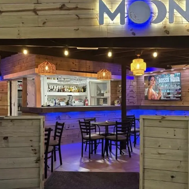 Moons Beachtro Bar