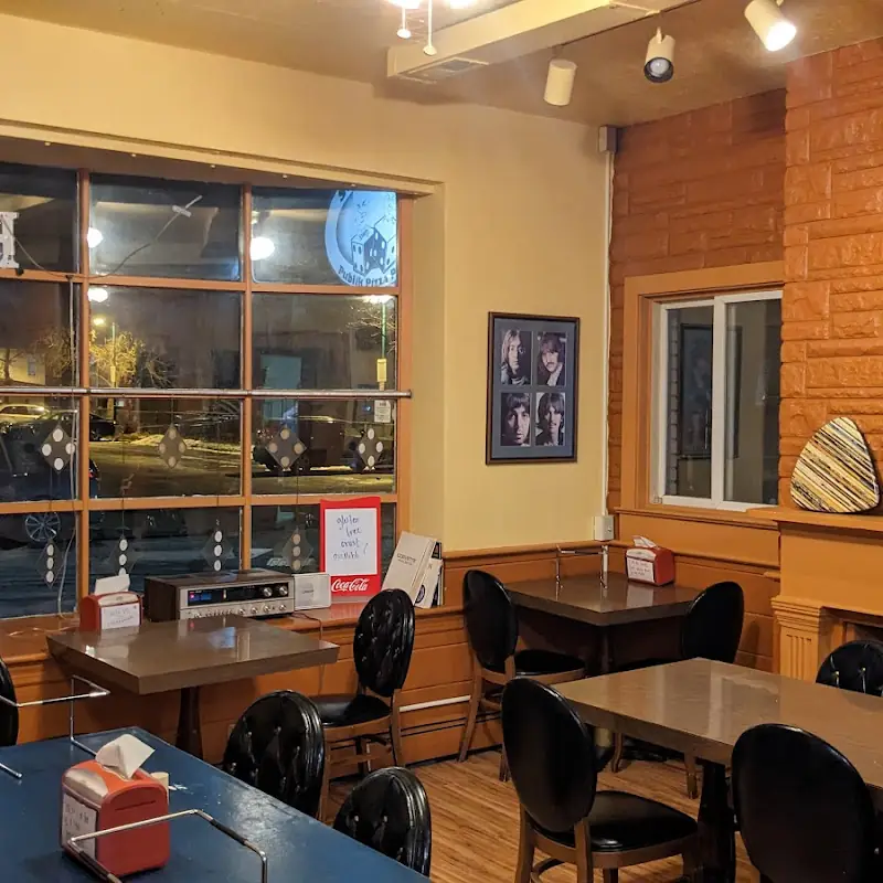Seve-N-Dots Publik Pizza Place