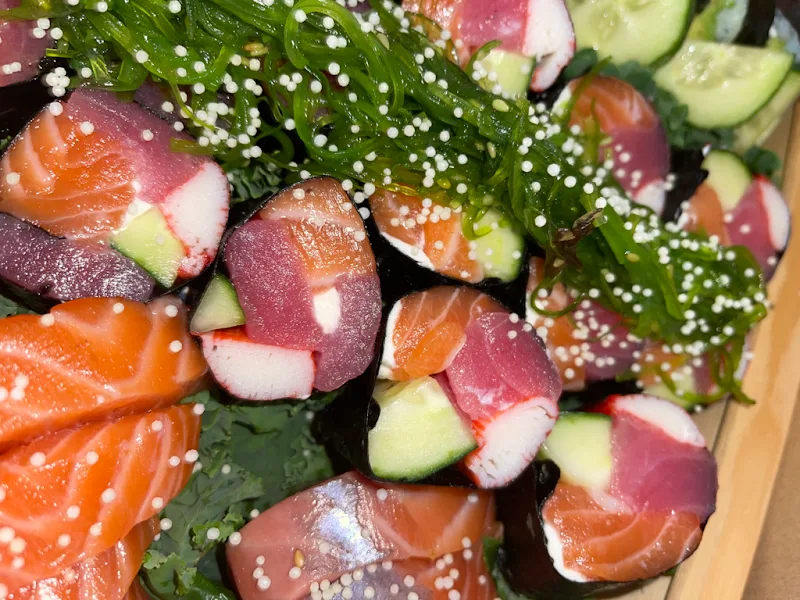Spicy Salmon Roll*