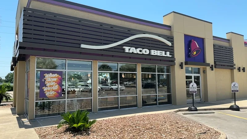 Taco Bell - Live Más Café