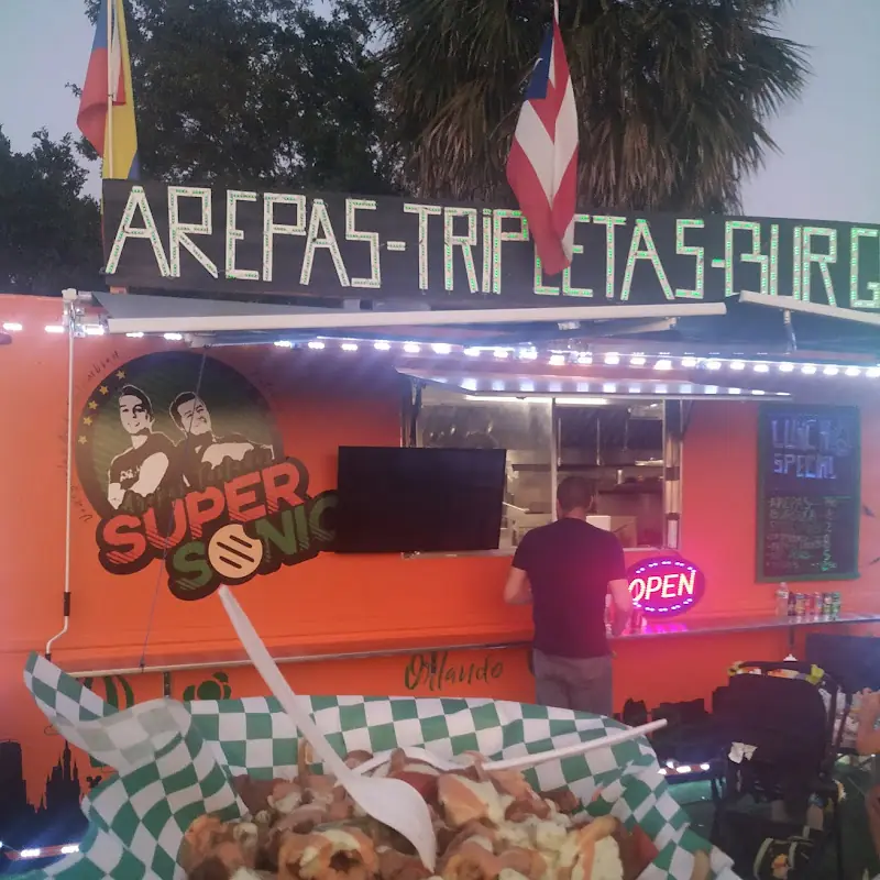 Cachapa con pollo asado y queso