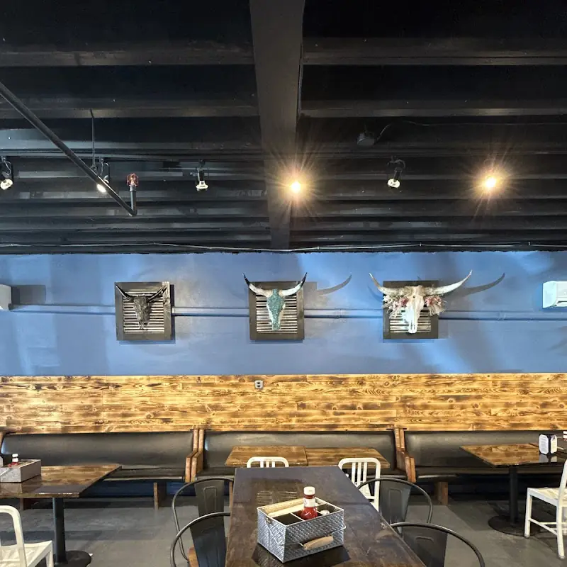 On Cue Sports Bar & Grill