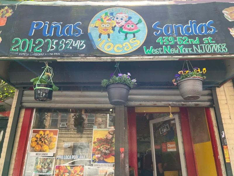 Piñas Locas Poblanas Juice Bar Yasmin & Sisters