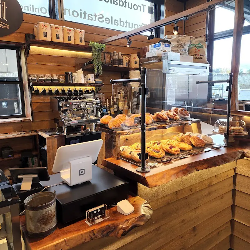 Le Petit Café Troutdale
