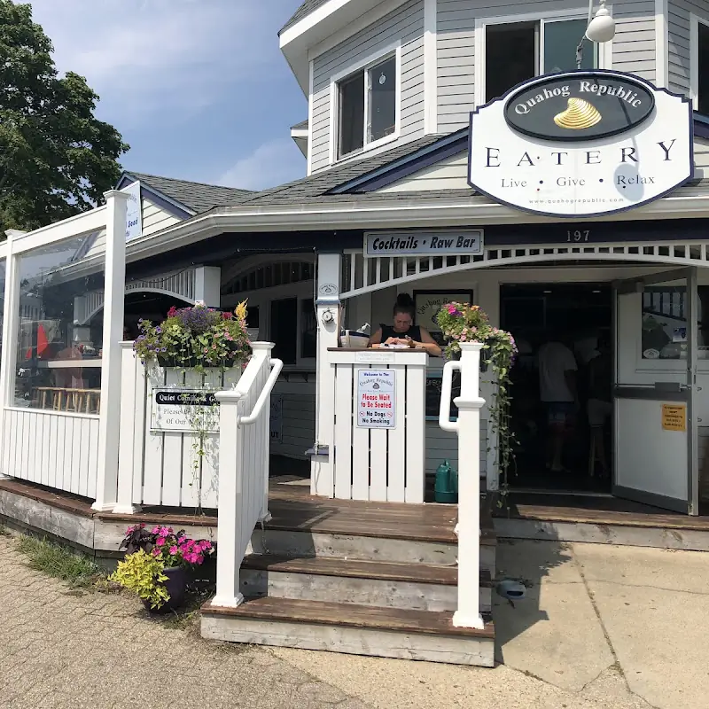 Quahog Republic: Waterfront Eatery
