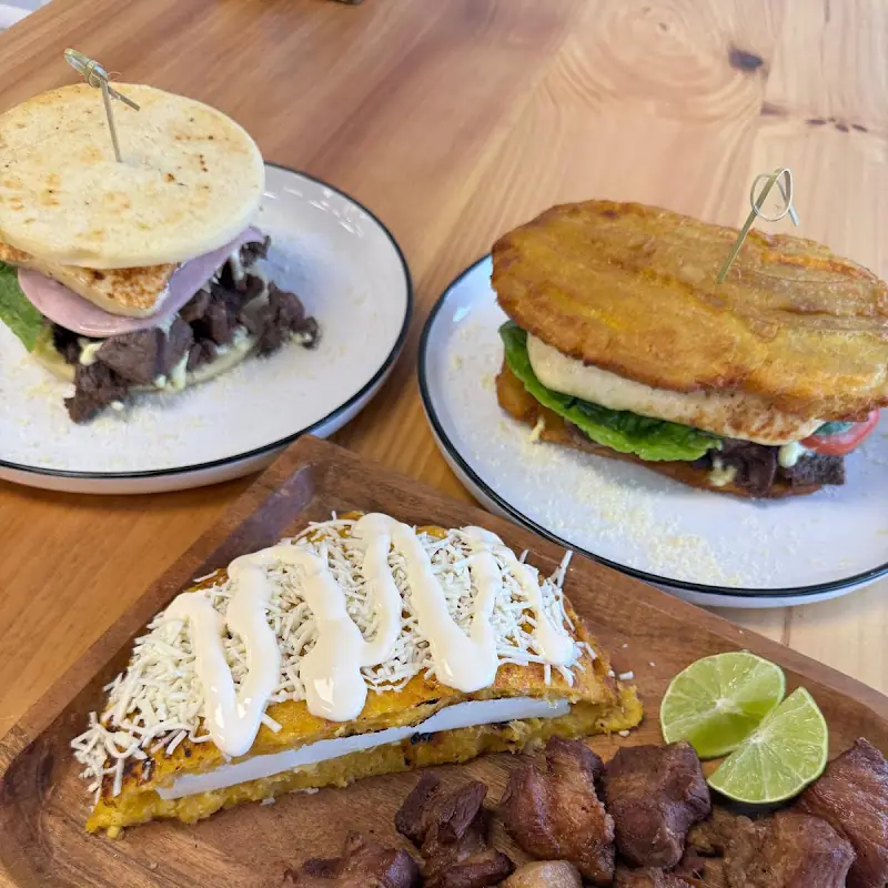 Cachapa Con Pollo Asado