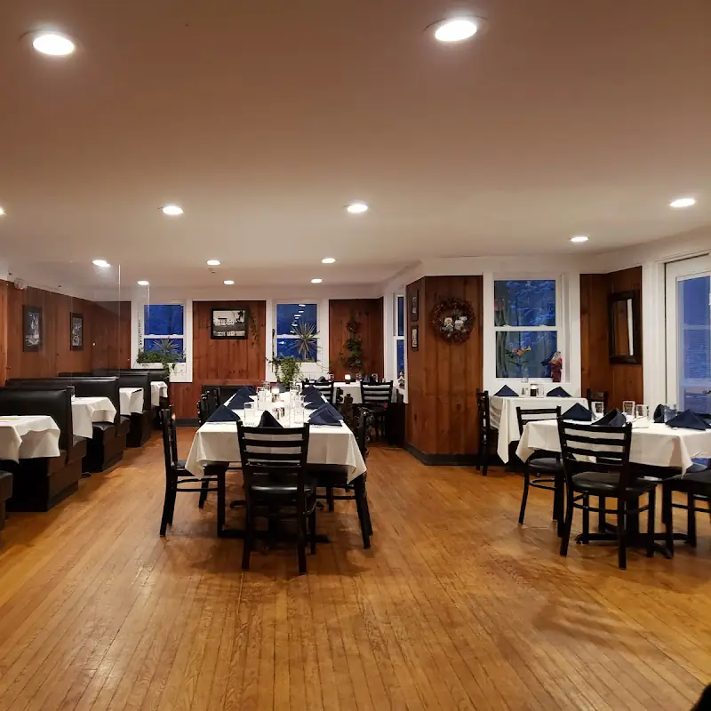 Lakehouse Tavern