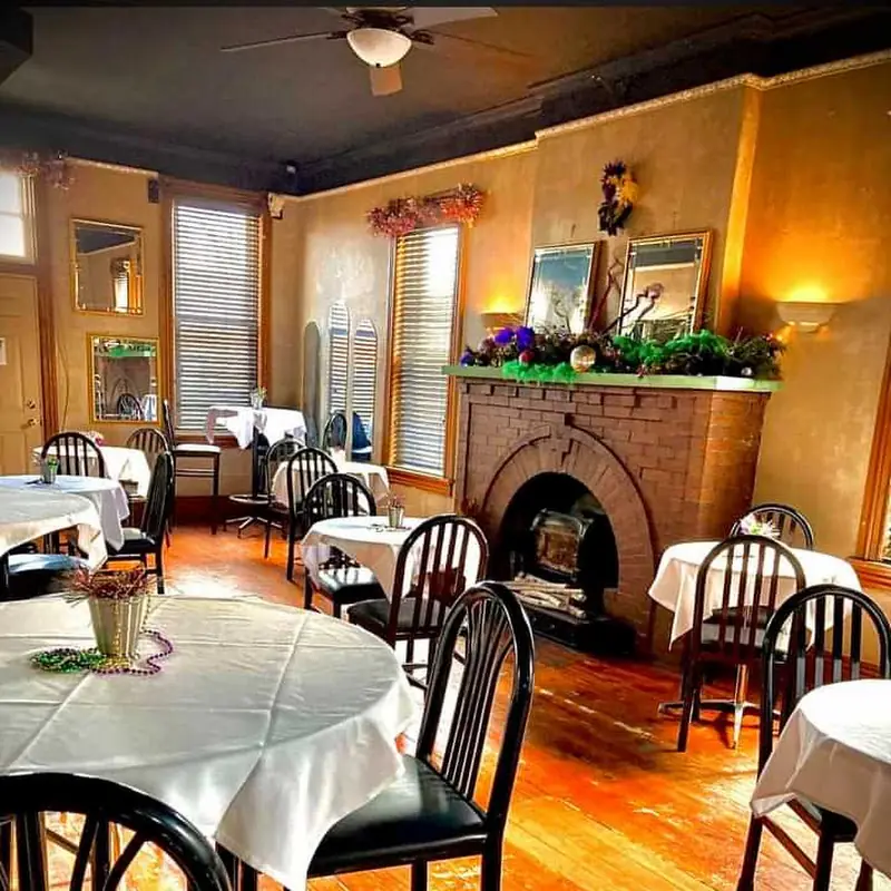 Clover Club Sports Tavern & Eatery