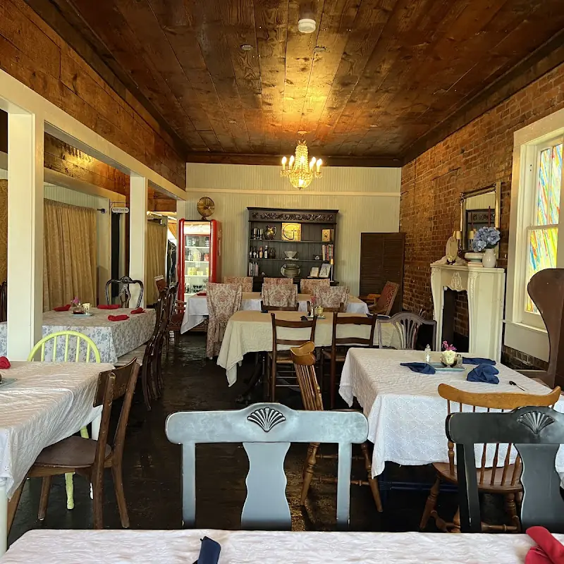 Lou’s On The Square
