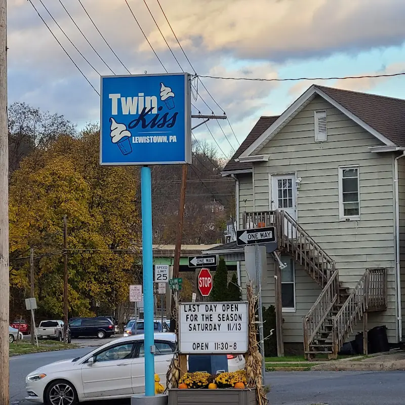 Twin Kiss Lewistown