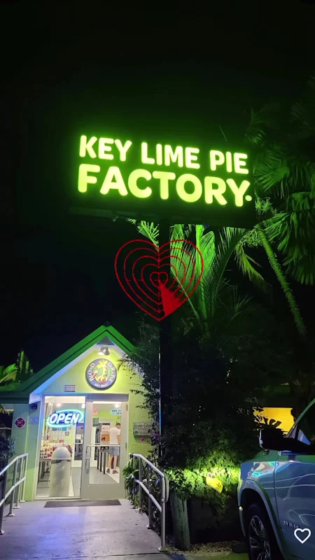 Blond Giraffe Key Lime Pie Factory ®