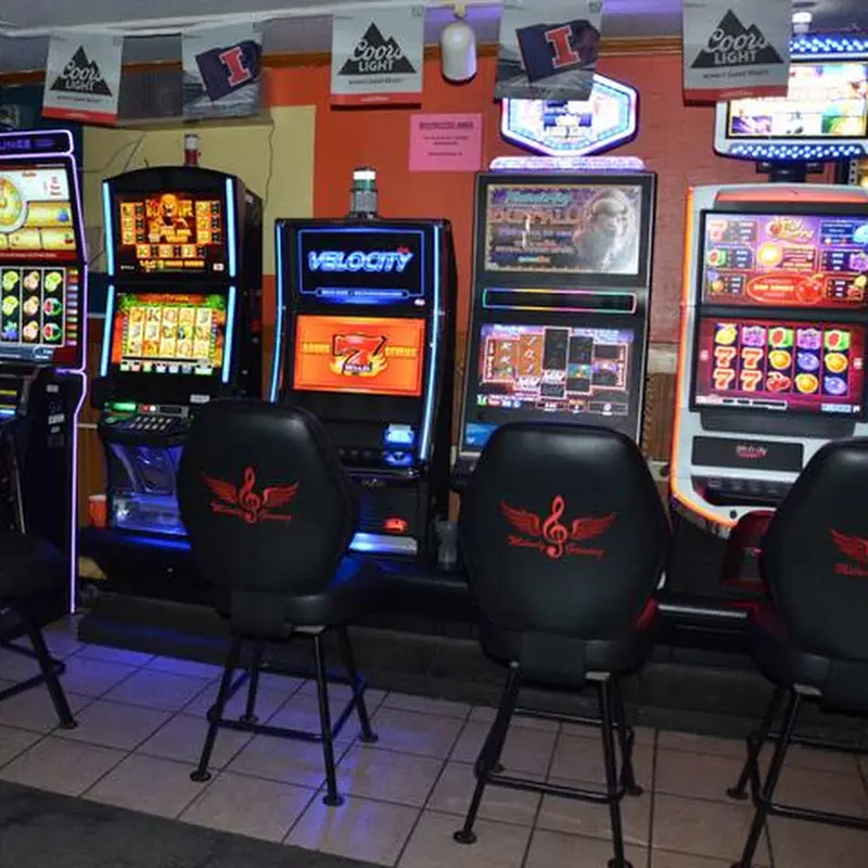 Pia's Sports Bar & Grill