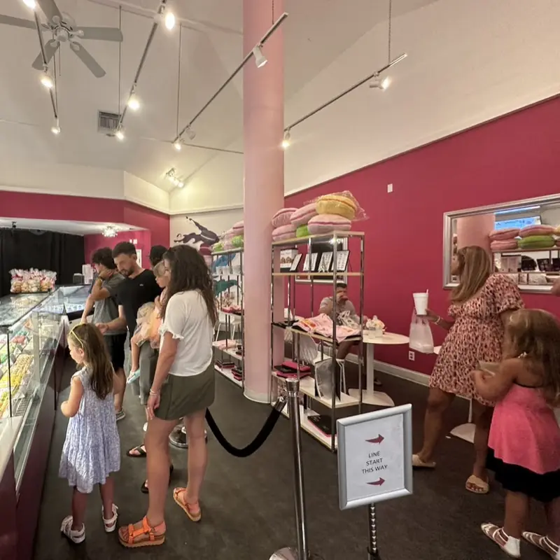 Le Macaron French Pastries