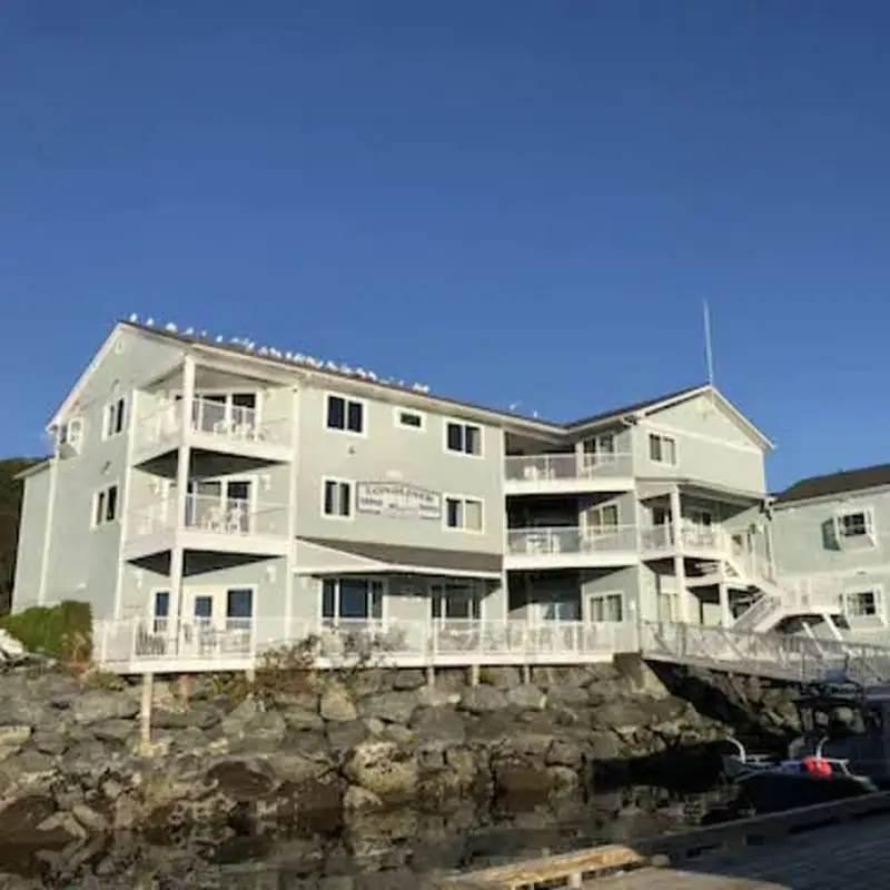 Longliner Lodge and Suites
