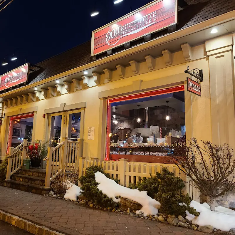 Colombo’s 900 Degrees Pizza