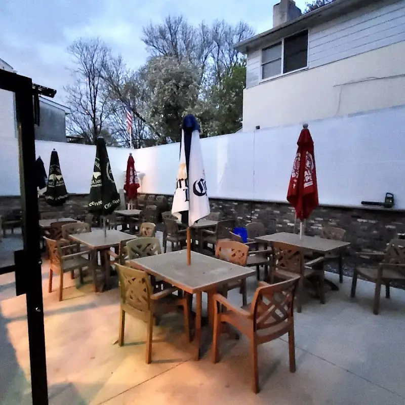 Throwbaxx Bar and Grille