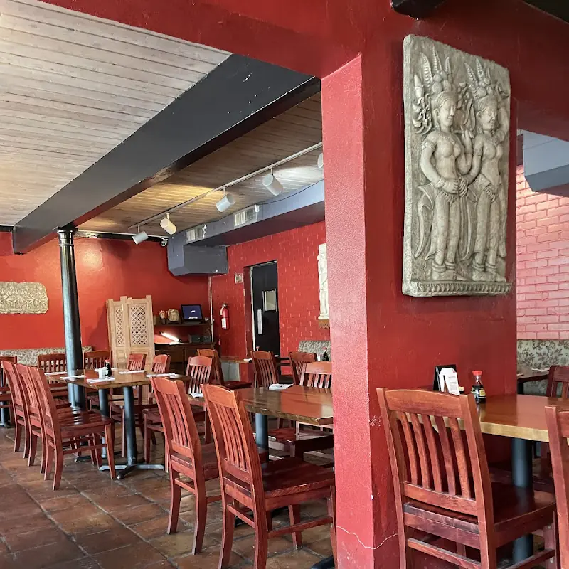 Mon's Thai Bistro & Sushi Bar