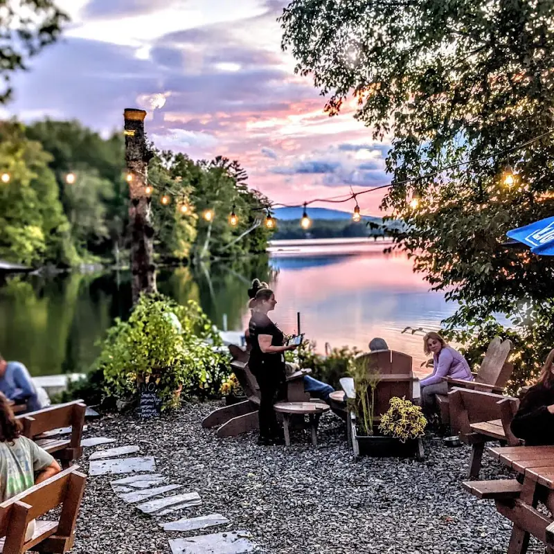 The Lakeshore House - Lodge & Pub