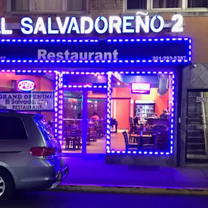 Alitas Pollo y Papas / Chicken Wings and Fries